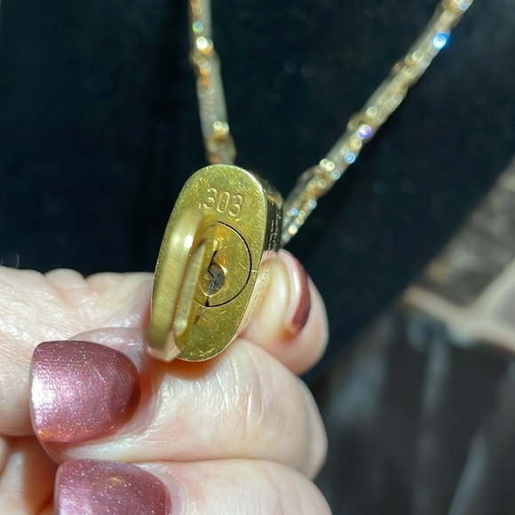 EUC LV 🔐 303 lock and key comes with a gold unbranded chain with crystals - Picture 5 of 11